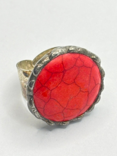 Pierścionek z howlitem