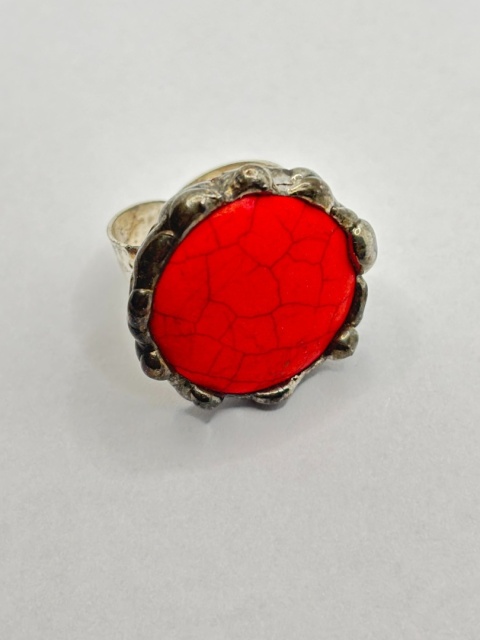 Pierścionek z howlitem