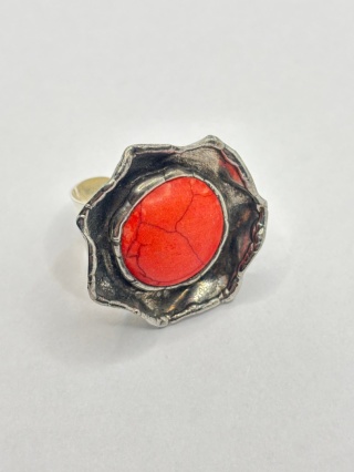 Pierścionek z howlitem