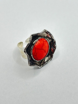 Pierścionek z howlitem