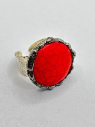 Pierścionek z howlitem