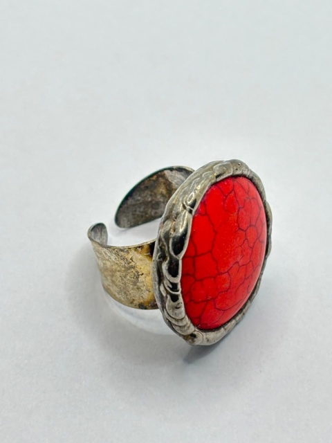 Pierścionek z howlitem