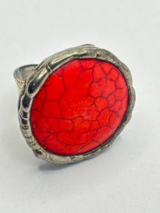 Pierścionek z howlitem