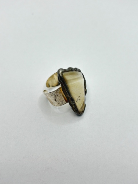 Pierścionek z krzemieniem pasiastym