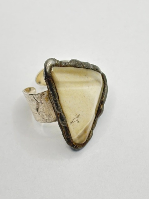 Pierścionek z krzemieniem pasiastym