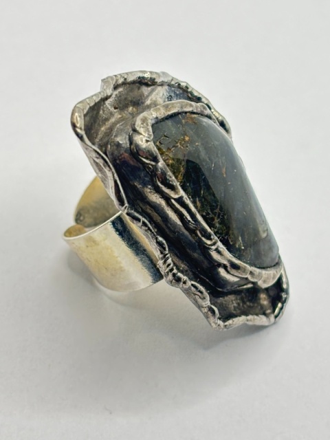 Pierścionek z labradorytem