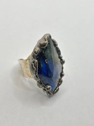 Pierścionek z labradorytem