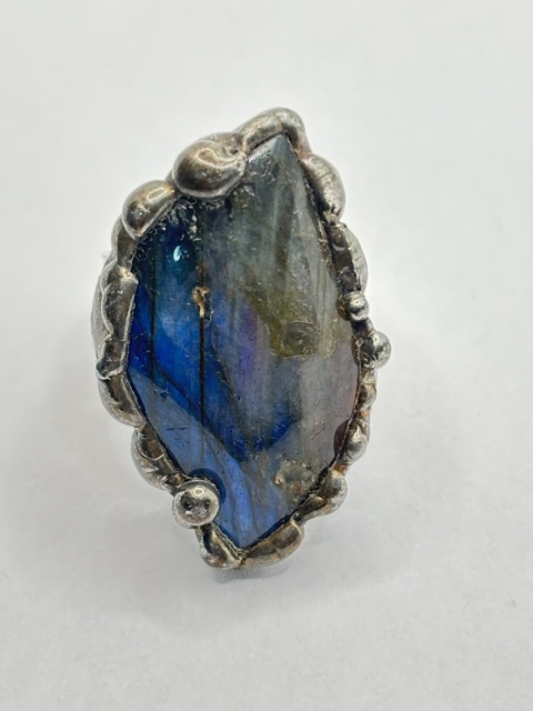 Pierścionek z labradorytem