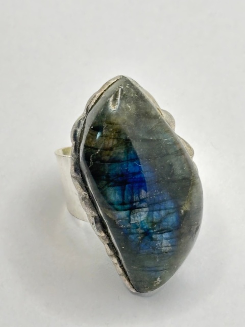 Pierścionek z labradorytem