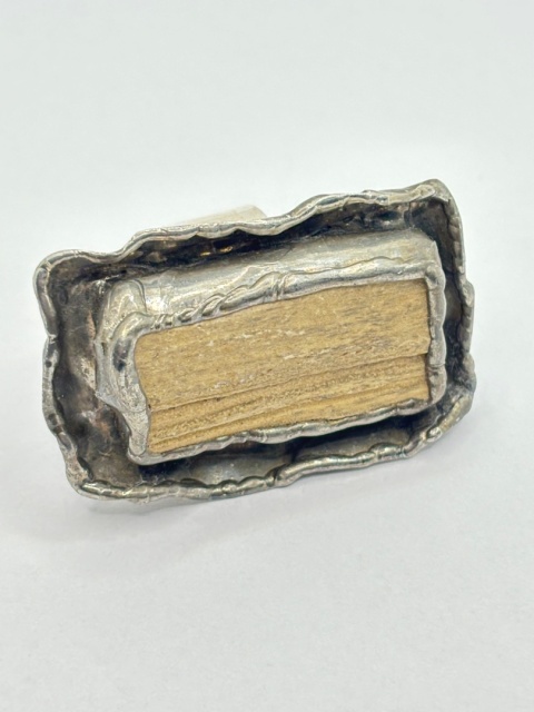 Pierścionek z skamieniałego drewna