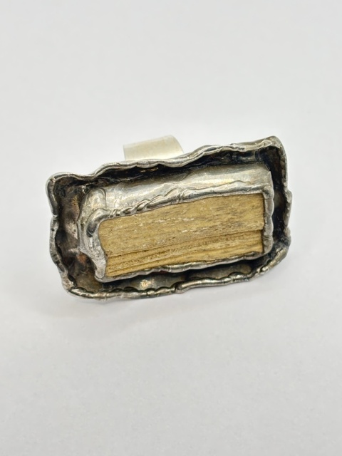 Pierścionek z skamieniałego drewna