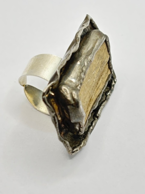 Pierścionek z skamieniałego drewna