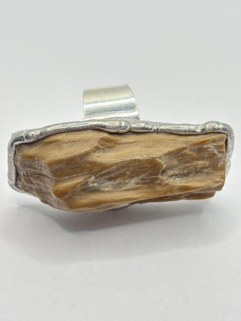 Pierścionek z skamieniałego drewna