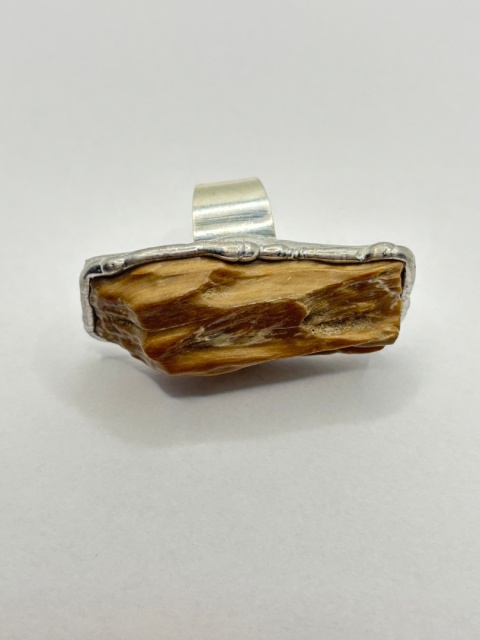 Pierścionek z skamieniałego drewna