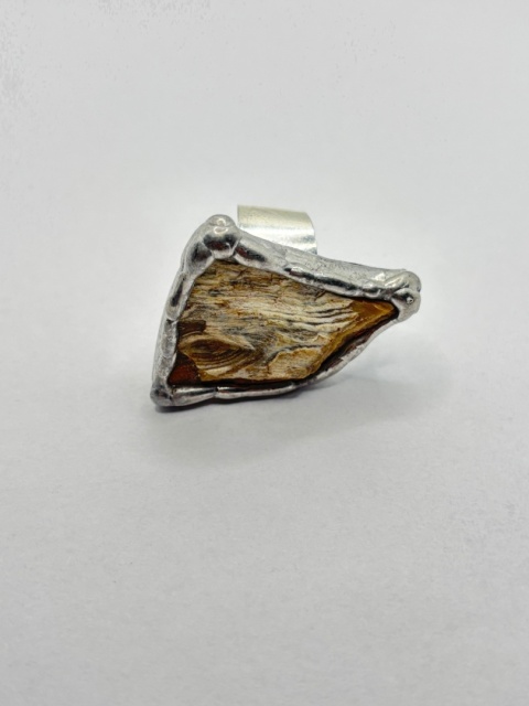 Pierścionek z skamieniałego drewna