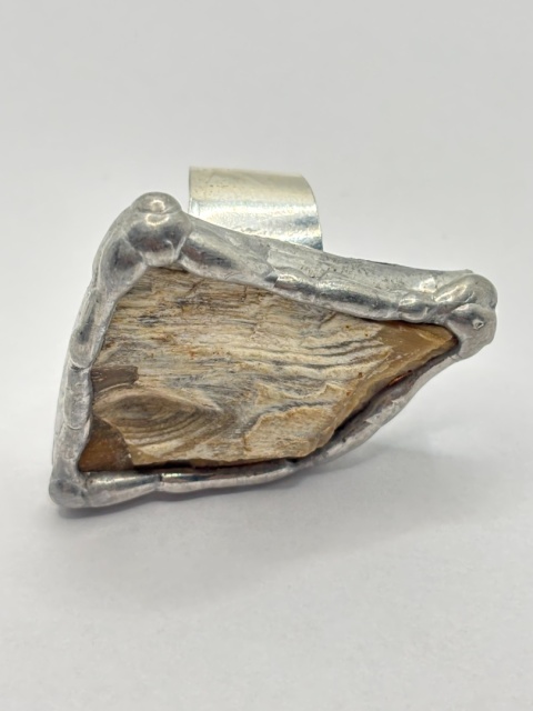 Pierścionek z skamieniałego drewna