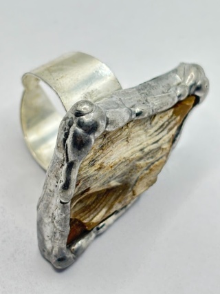 Pierścionek z skamieniałego drewna