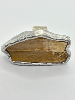 Pierścionek z skamieniałego drewna