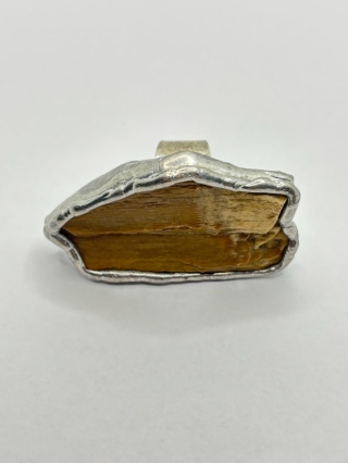 Pierścionek z skamieniałego drewna