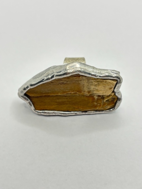 Pierścionek z skamieniałego drewna
