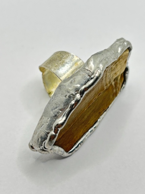 Pierścionek z skamieniałego drewna