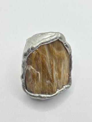 Pierścionek z skamieniałego drewna