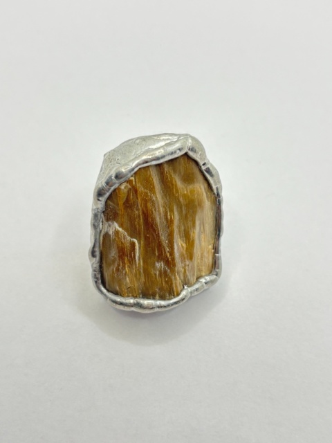 Pierścionek z skamieniałego drewna