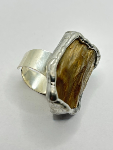 Pierścionek z skamieniałego drewna