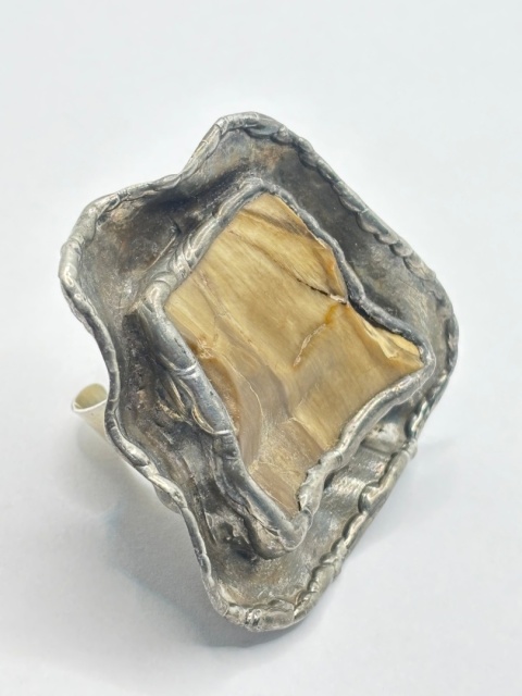 Pierścionek ze skamieniałego drewna