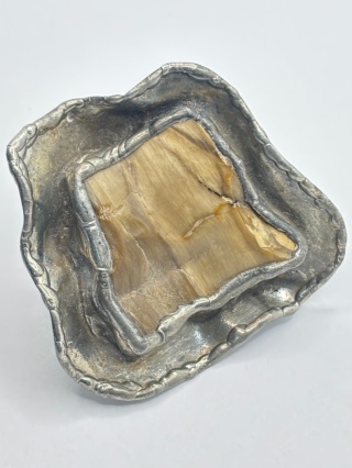 Pierścionek ze skamieniałego drewna