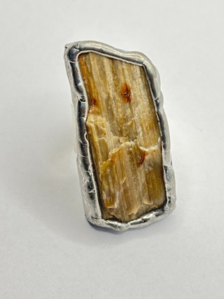 Pierścionek ze skamieniałego drewna