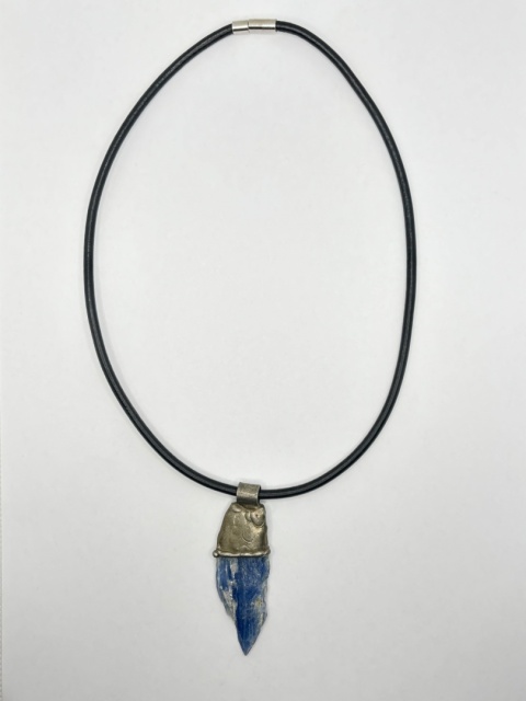 Naszyjnik z kyanitem