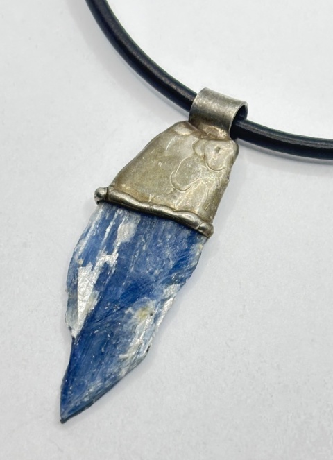 Naszyjnik z kyanitem