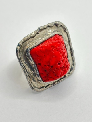 Pierścionek z koralem