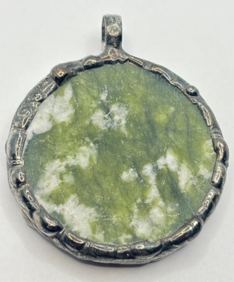 Zawieszka z jadeitem