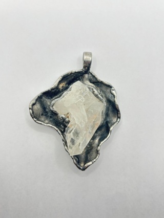 Zawieszka z kryształem górskim