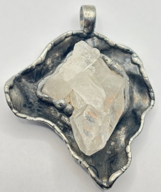 Zawieszka z kryształem górskim
