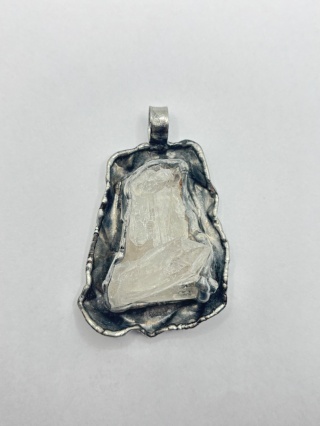 Zawieszka z kryształem górskim