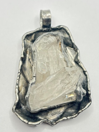 Zawieszka z kryształem górskim