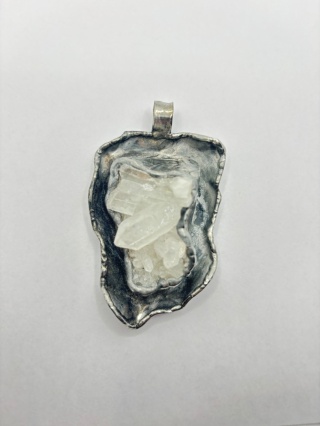 Zawieszka z kryształem górskim