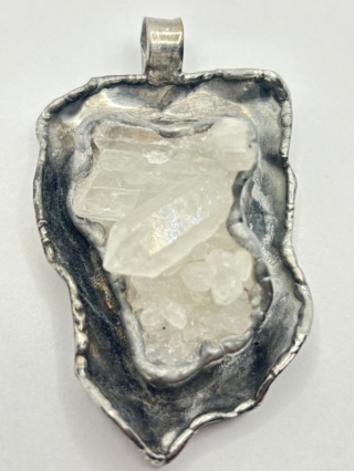 Zawieszka z kryształem górskim