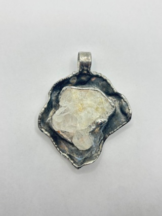 Zawieszka z kryształem górskim