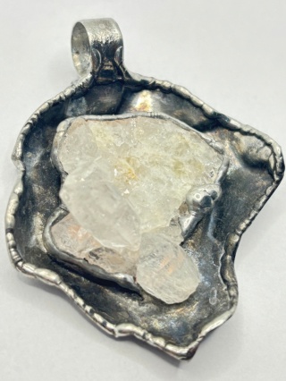 Zawieszka z kryształem górskim