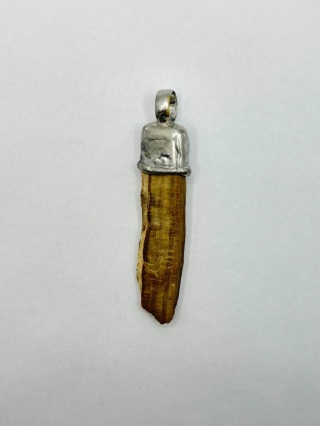 Zawieszka z skamieniałego drewna