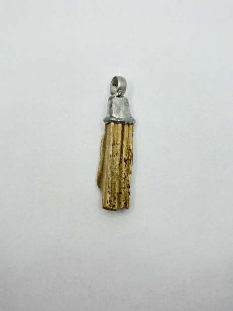 Zawieszka z skamieniałego drewna