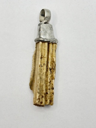 Zawieszka z skamieniałego drewna