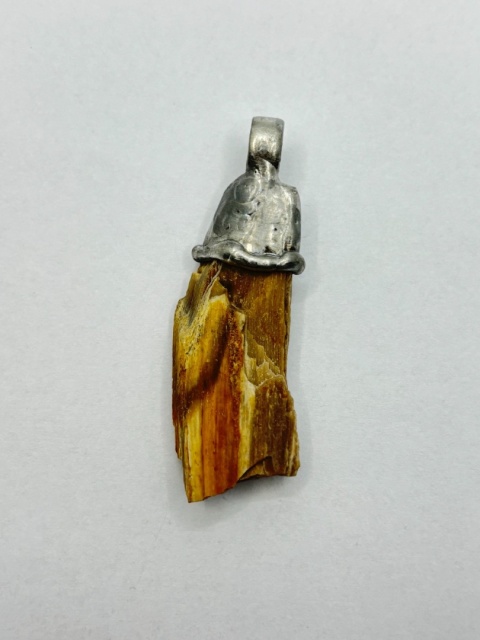 Zawieszka z skamieniałego drewna
