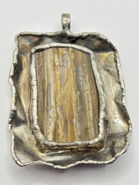 Zawieszka z skamieniałego drewna