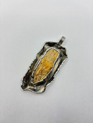 Zawieszka z skamieniałego drewna