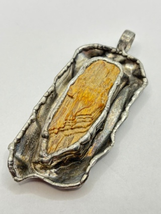 Zawieszka z skamieniałego drewna